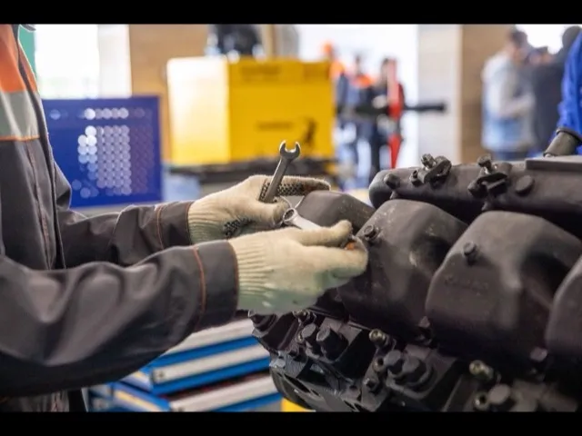 Mechanikus gépjavítást és alkatrészcserét végez a műhelyben